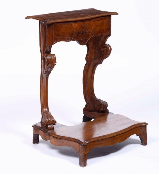 Inginocchiatoio in noce intagliato  - Asta  Antiquariato gennaio | Cambi Time - Associazione Nazionale - Case d'Asta italiane