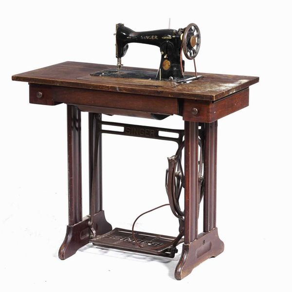 Macchina per cucire Singer completa di tavolo con sostegni in ghisa XX secolo  - Asta  Antiquariato gennaio | Cambi Time - Associazione Nazionale - Case d'Asta italiane