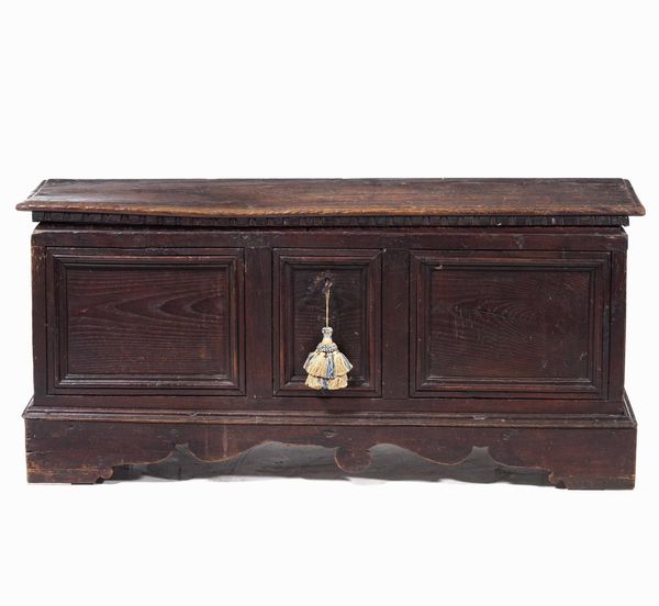 Cassapanca in noce patinato. Italia centrale, XVIII secolo  - Asta  Antiquariato gennaio | Cambi Time - Associazione Nazionale - Case d'Asta italiane