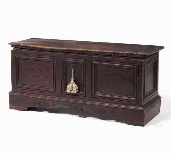 Cassapanca in noce patinato. Italia centrale, XVIII secolo  - Asta  Antiquariato gennaio | Cambi Time - Associazione Nazionale - Case d'Asta italiane