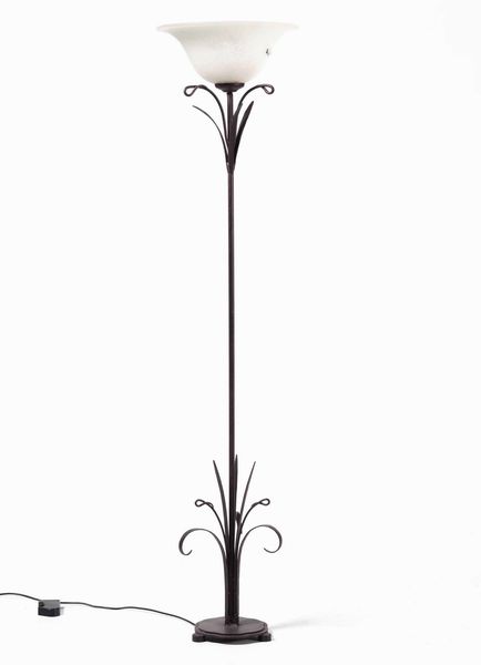 Lampada da terra in ferro battuto e paralume in vetro, XX secolo  - Asta  Antiquariato gennaio | Cambi Time - Associazione Nazionale - Case d'Asta italiane