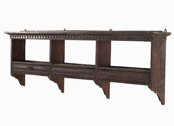 Mensola in legno intagliato ed ebanizzato a tre cassettini. XX secolo  - Asta  Antiquariato gennaio | Cambi Time - Associazione Nazionale - Case d'Asta italiane