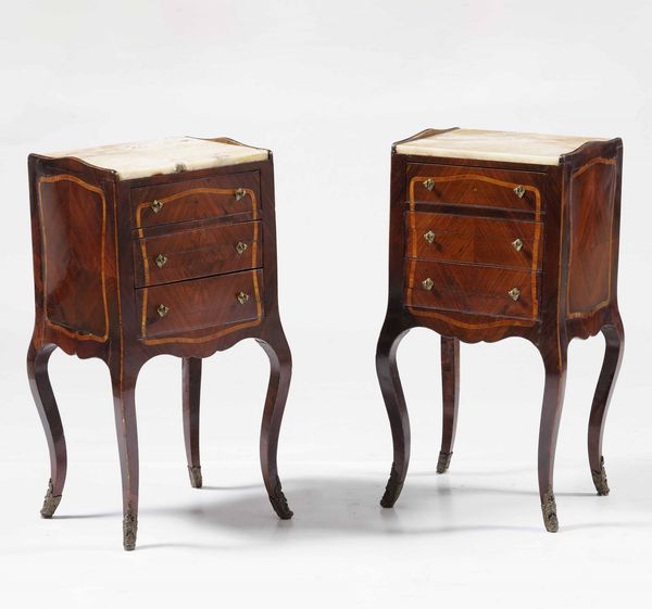 Coppia di comodini in legno lastronato. XIX-XX secolo  - Asta  Antiquariato gennaio | Cambi Time - Associazione Nazionale - Case d'Asta italiane