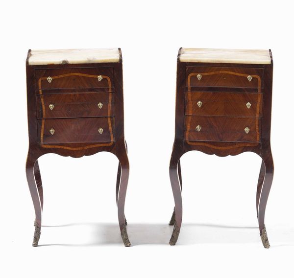 Coppia di comodini in legno lastronato. XIX-XX secolo  - Asta  Antiquariato gennaio | Cambi Time - Associazione Nazionale - Case d'Asta italiane