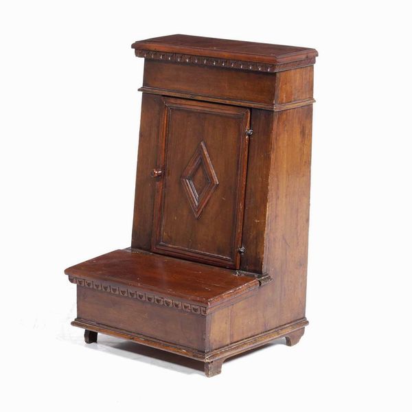 Inginocchiatoio in noce con anta centrata da losanga. Piemonte, Secolo XVIII  - Asta  Antiquariato gennaio | Cambi Time - Associazione Nazionale - Case d'Asta italiane