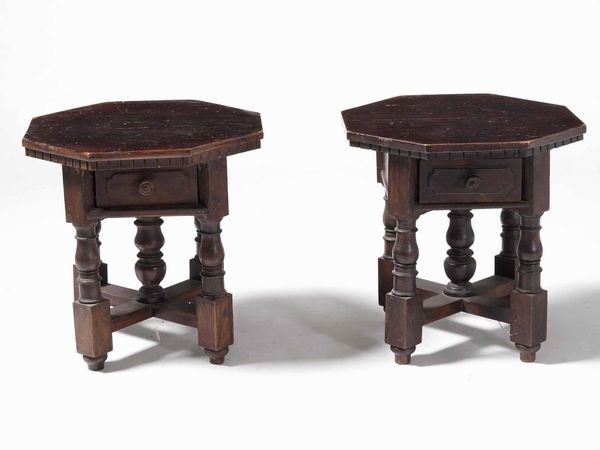 Coppia di tavolini in legno inatgliato con piano ottagonale  - Asta  Antiquariato gennaio | Cambi Time - Associazione Nazionale - Case d'Asta italiane
