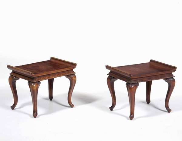 Coppia di sgabelli con gambe arcuate  - Asta  Antiquariato gennaio | Cambi Time - Associazione Nazionale - Case d'Asta italiane