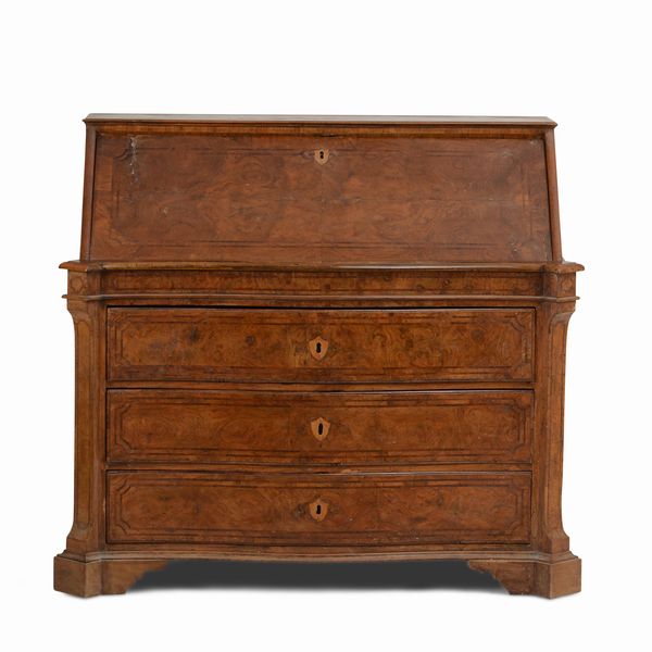 Cassettone a ribalta in noce e radica di noce con intarsi a profilature. Napoli, metà XVIII secolo  - Asta  Antiquariato gennaio | Cambi Time - Associazione Nazionale - Case d'Asta italiane