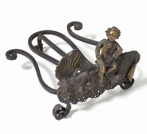 Alare da camino (?) in bronzo decorato con putto musicante e valva di conchiglia  - Asta  Antiquariato gennaio | Cambi Time - Associazione Nazionale - Case d'Asta italiane