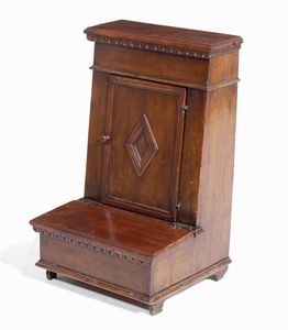Inginocchiatoio in noce con anta centrata da losanga. Piemonte, Secolo XVIII  - Asta  Antiquariato gennaio | Cambi Time - Associazione Nazionale - Case d'Asta italiane