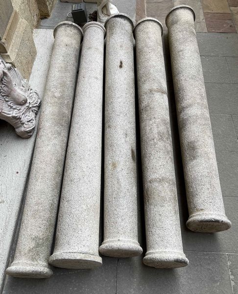 Lotto di cinque colonne con capitelli in granito, XVI secolo  - Asta Scultura | Cambi Time - Associazione Nazionale - Case d'Asta italiane