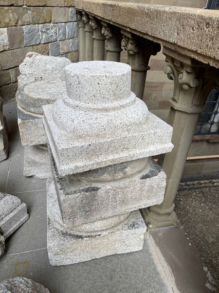 Lotto di cinque colonne con capitelli in granito, XVI secolo  - Asta Scultura | Cambi Time - Associazione Nazionale - Case d'Asta italiane