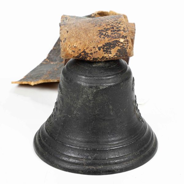 Antica campana in bronzo decorata con doppio stemma Mediceo  - Asta Scultura | Cambi Time - Associazione Nazionale - Case d'Asta italiane