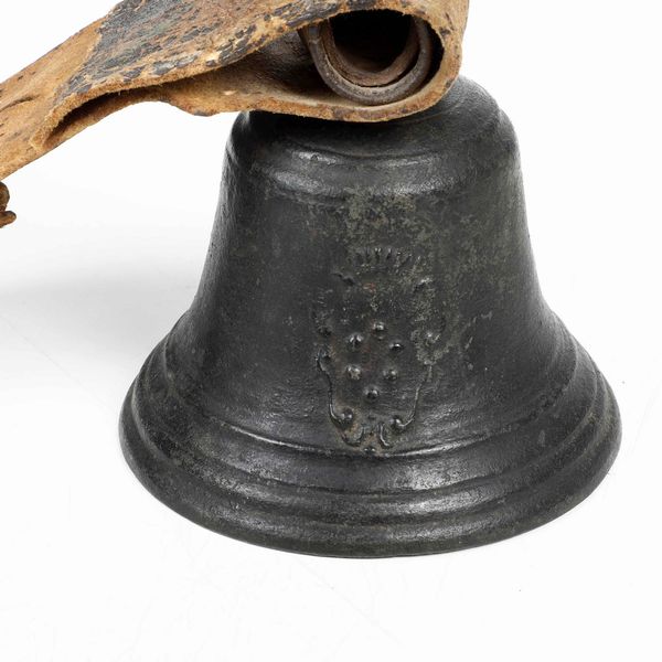 Antica campana in bronzo decorata con doppio stemma Mediceo  - Asta Scultura | Cambi Time - Associazione Nazionale - Case d'Asta italiane