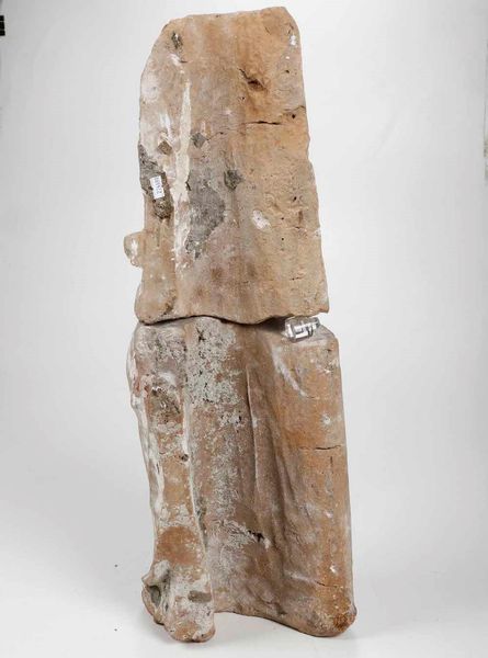Scultore del XV secolo. Figura panneggiata. terracotta condotta a stecco, frammento  - Asta Scultura | Cambi Time - Associazione Nazionale - Case d'Asta italiane
