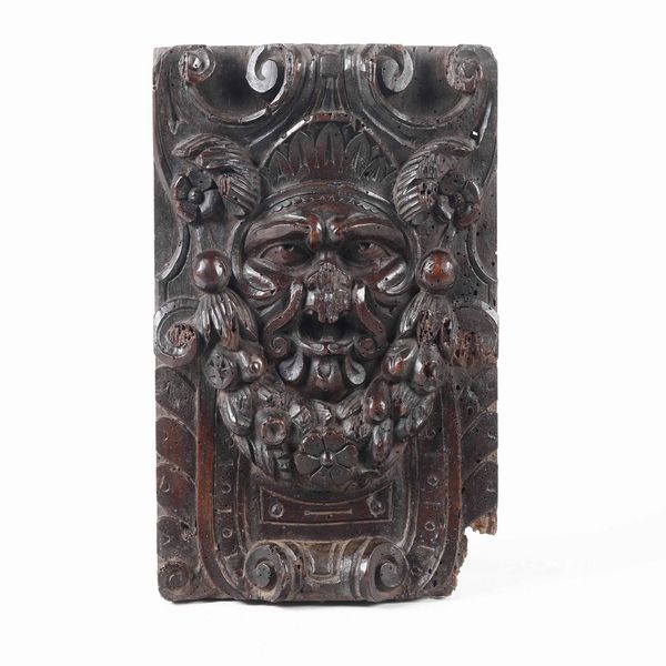 Frammento ligneo in noce, mascherone con ghirlanda. Alto Lazio, verso la fine del XVI secolo  - Asta Scultura | Cambi Time - Associazione Nazionale - Case d'Asta italiane