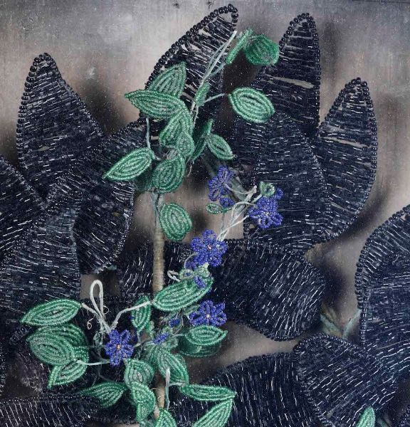 Ghirlanda floreale  Perline e cannule in vetro colorato, teca in legno dipinto Murano XIX-XX secolo  - Asta Scultura | Cambi Time - Associazione Nazionale - Case d'Asta italiane