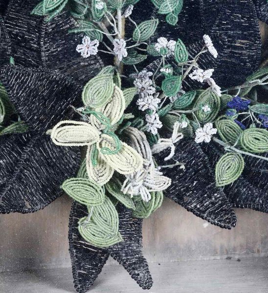 Ghirlanda floreale  Perline e cannule in vetro colorato, teca in legno dipinto Murano XIX-XX secolo  - Asta Scultura | Cambi Time - Associazione Nazionale - Case d'Asta italiane