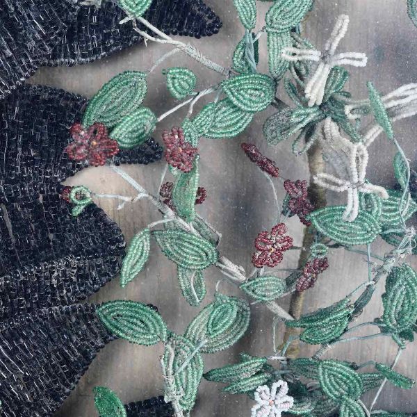 Ghirlanda floreale  Perline e cannule in vetro colorato, teca in legno dipinto Murano XIX-XX secolo  - Asta Scultura | Cambi Time - Associazione Nazionale - Case d'Asta italiane