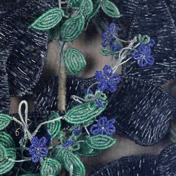 Ghirlanda floreale  Perline e cannule in vetro colorato, teca in legno dipinto Murano XIX-XX secolo  - Asta Scultura | Cambi Time - Associazione Nazionale - Case d'Asta italiane