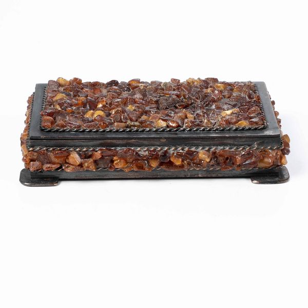 Scatola in rame brunito e inclusioni in ambra. Manifattura del Nord Europa inizi XIX secolo.  - Asta Scultura | Cambi Time - Associazione Nazionale - Case d'Asta italiane