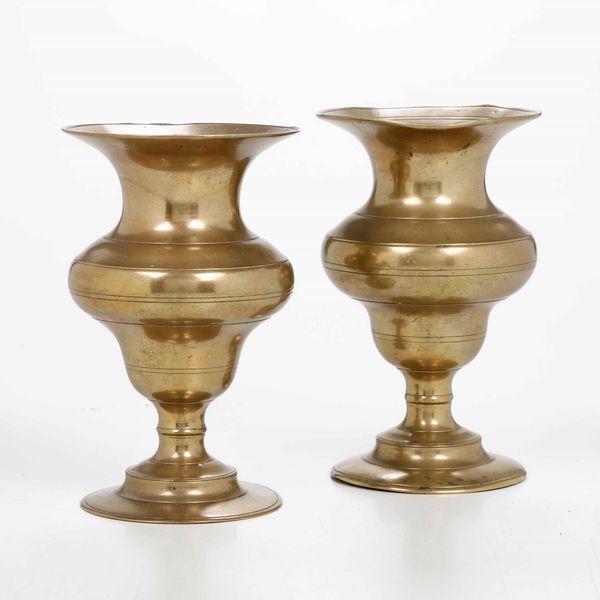 Coppia di antiche anforette in ottone, probabile XVIII secolo  - Asta Scultura | Cambi Time - Associazione Nazionale - Case d'Asta italiane