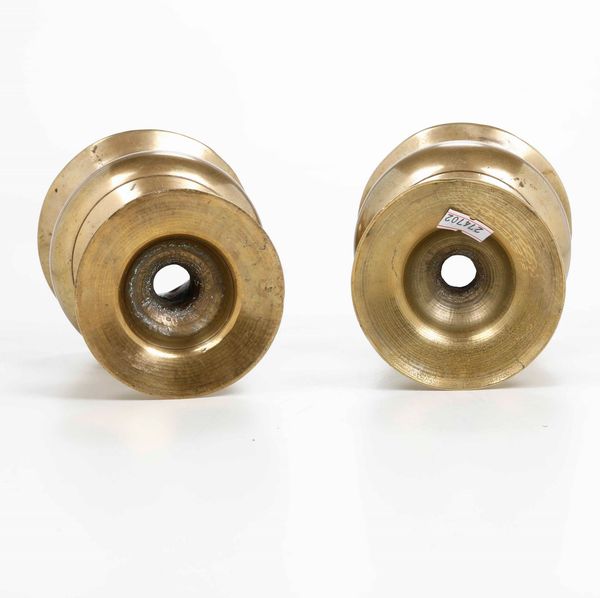 Coppia di antiche anforette in ottone, probabile XVIII secolo  - Asta Scultura | Cambi Time - Associazione Nazionale - Case d'Asta italiane