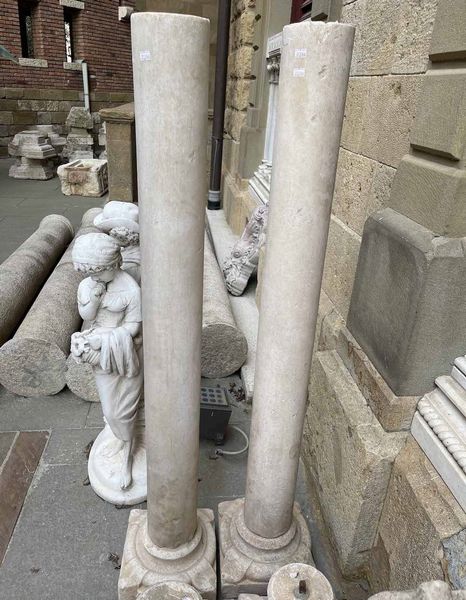 Coppia di colonne con capitelli in marmo, XV-XVI secolo  - Asta Scultura | Cambi Time - Associazione Nazionale - Case d'Asta italiane
