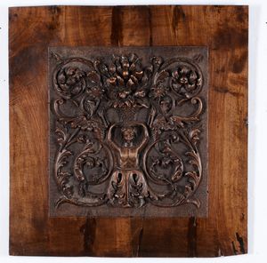 Coppia di pannelli in legno intagliato a bassorilievo con cariatidi da cui si dipartono elementi vegetali e floreali, XVIII secolo  - Asta Scultura | Cambi Time - Associazione Nazionale - Case d'Asta italiane
