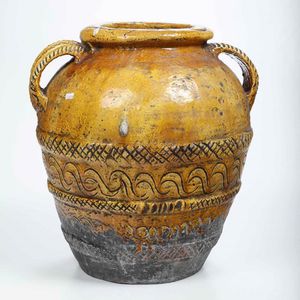 Orcio biansato con invetriatura gialla e decori a stecco  - Asta Scultura | Cambi Time - Associazione Nazionale - Case d'Asta italiane