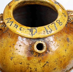 Orcio biansato con invetriatura gialla e decori a stecco  - Asta Scultura | Cambi Time - Associazione Nazionale - Case d'Asta italiane