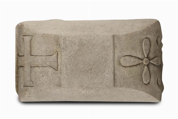 Pulvino medievale in pietra, Italia XII secolo  - Asta Scultura e Oggetti d'Arte - Associazione Nazionale - Case d'Asta italiane