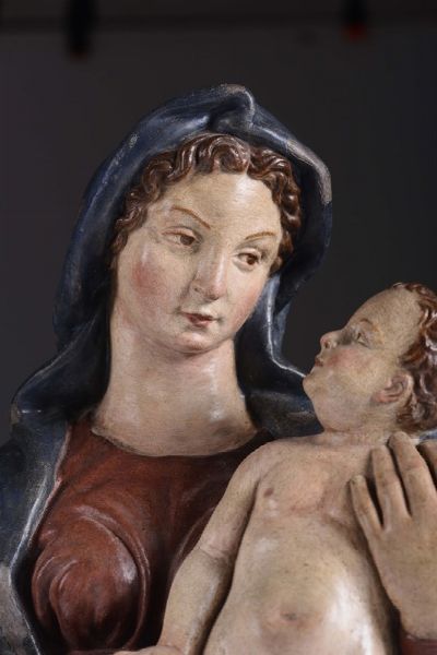 Madonna con Bambino in stucco policromo. Scultore prossimo a Jacopo della Quercia (Siena ca 1374-1438), prima met del XV secolo  - Asta Scultura e Oggetti d'Arte - Associazione Nazionale - Case d'Asta italiane