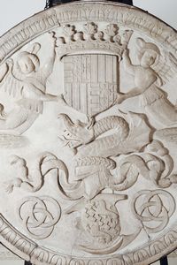 Monumentale bassorilievo circolare in marmo con raffigurazioni araldiche, scultore attivo alla Corte aragonese nellultimo quarto del XV secolo  - Asta Scultura e Oggetti d'Arte - Associazione Nazionale - Case d'Asta italiane