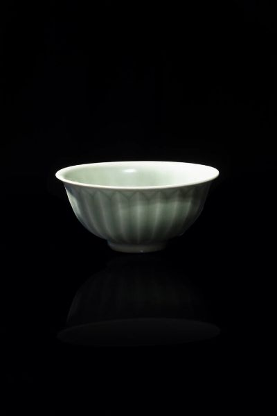 CIOTOLA : Ciotola in porcellana longquan celadon  Cina  dinastia Song (960-1279) H cm 6 Diam cm 13  - Asta Arte Orientale - Associazione Nazionale - Case d'Asta italiane