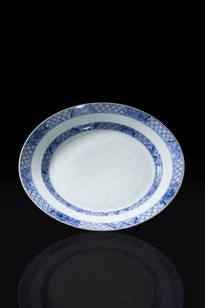 PIATTO : Piatto in porcellana bianco e blu con decoro segreto  Cina  dinastia Qing  XVIII sec Diam cm 82  - Asta Arte Orientale - Associazione Nazionale - Case d'Asta italiane