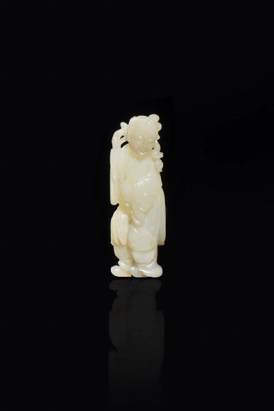 FIGURA DI DONNA : Figura di donna in giada bianca  Cina  dinastia Qing  XIX sec H cm 12x4 5  - Asta Arte Orientale - Associazione Nazionale - Case d'Asta italiane
