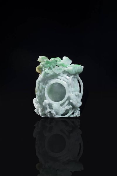 SCIACQUAPENNELLI : Sciacquapennelli in giadeite con decoro floreale e pesci in rilievo  Cina  Repubblica  XX sec H cm 11 5x10  - Asta Arte Orientale - Associazione Nazionale - Case d'Asta italiane