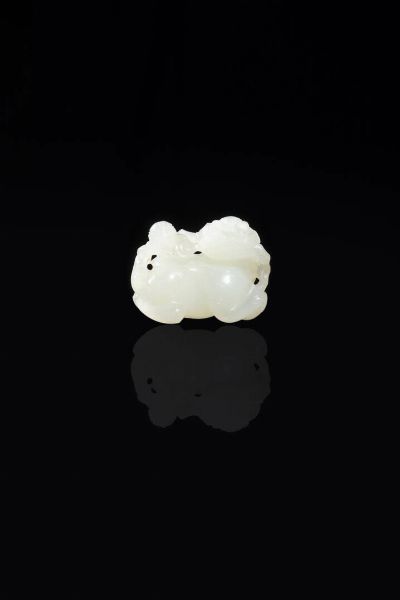 PICCOLA FIGURA DI CANE : Piccola figura di cane in giada bianca  Cina  dinastia Qing  XIX sec H cm 3 5x4 5  - Asta Arte Orientale - Associazione Nazionale - Case d'Asta italiane