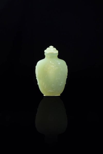 SNUFF BOTTLE : Snuff bottle in giada celadon intarsiata con animale fantastico  Cina  Repubblica  XX sec.  H cm 8x5  - Asta Arte Orientale - Associazione Nazionale - Case d'Asta italiane