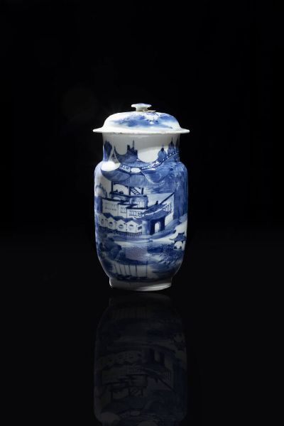 VASO : Vaso in porcellana bianco e blu con coperchio  dipinto con scene di paesaggio  Cina  Repubblica  XX sec. H cm 27x14  - Asta Arte Orientale - Associazione Nazionale - Case d'Asta italiane