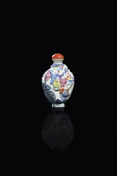 SNUFF BOTTLE : Snuff bottle in porcellana Famiglia Rosa decorata con personaggi a rilievo  Cina  dinastia Qing  XIX sec. H cm 8x5  - Asta Arte Orientale - Associazione Nazionale - Case d'Asta italiane