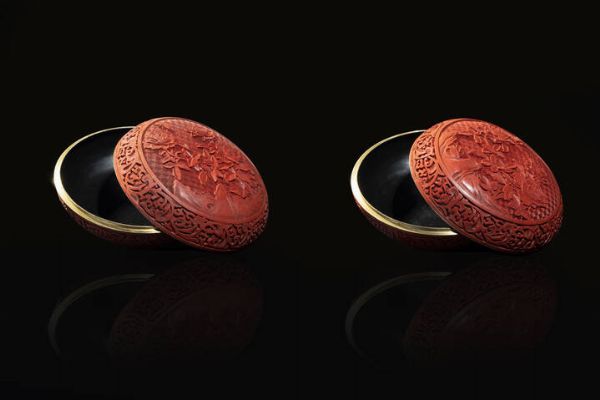 COPPIA DI SCATOLE : Coppia di scatole in lacca con fiori  Cina  XX sec. H cm 10 Diam cm 20 5  - Asta Arte Orientale - Associazione Nazionale - Case d'Asta italiane