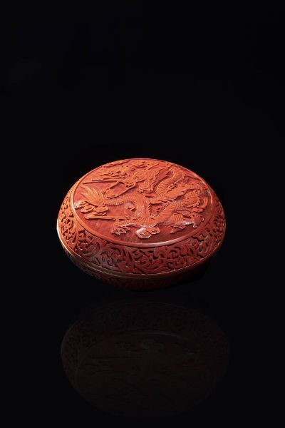 SCATOLA : Scatola in lacca con drago  Cina  XX sec. H cm 10 Diam cm 20 5  - Asta Arte Orientale - Associazione Nazionale - Case d'Asta italiane