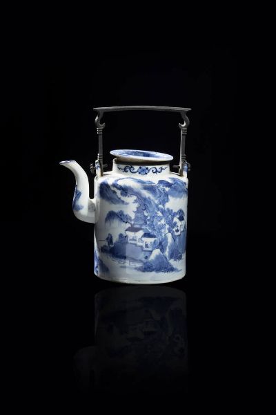 TEIERA : Teiera in porcellana bianco e blu dipinta con scene di paesaggio  Cina  dinastia Qing  XIX sec H cm 23x18  - Asta Arte Orientale - Associazione Nazionale - Case d'Asta italiane