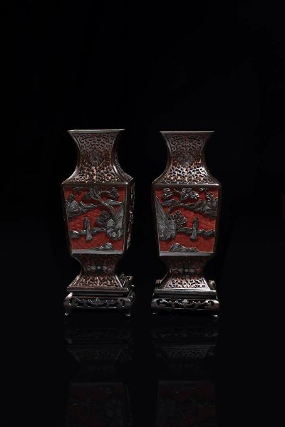 COPPIA DI VASI : Coppia di vasi in lacca intarsiati con personaggi entro paesaggio  Cina  XX sec. H cm 24x10  - Asta Arte Orientale - Associazione Nazionale - Case d'Asta italiane