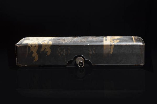 SCATOLA : Scatola in lacca  Giappone  inizio XX sec H cm 46x12.5  - Asta Arte Orientale - Associazione Nazionale - Case d'Asta italiane