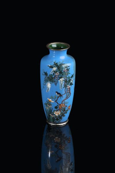 VASO : Vaso in smalti con decoro floreale  Giappone  XX sec. H cm 18 5x8  - Asta Arte Orientale - Associazione Nazionale - Case d'Asta italiane