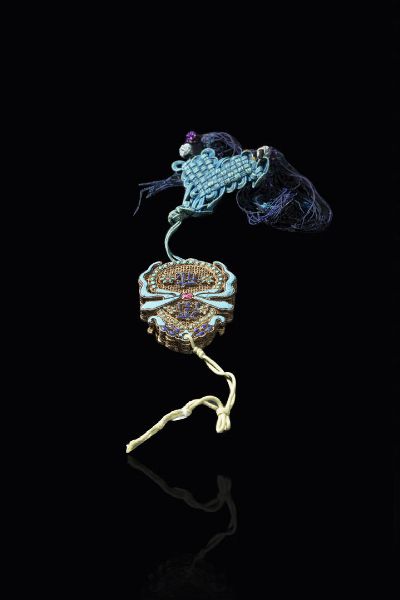 PENDENTE : Pendente in filigrana e smalti  Cina  dinastia Qing  XIX sec H cm 7x5 5  - Asta Arte Orientale - Associazione Nazionale - Case d'Asta italiane