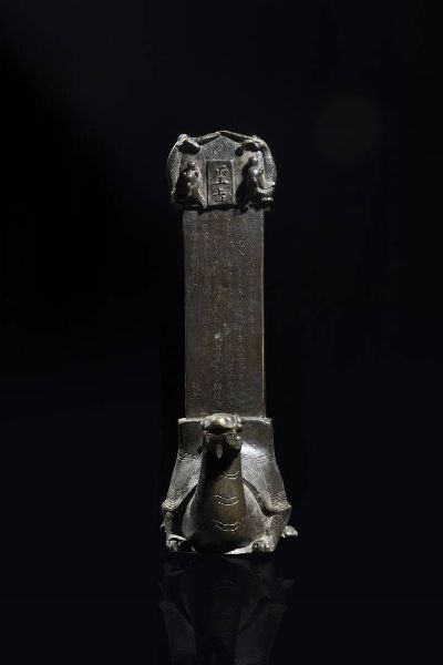 TARTARUGA IN BRONZO : Tartaruga in bronzo che sorregge placca con iscrizioni  Cina  dinastia Ming  XVII sec H cm 34  - Asta Arte Orientale - Associazione Nazionale - Case d'Asta italiane